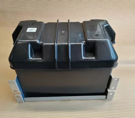 Akkulaatikko telineellä - Venetrailereiden lisävarusteet - 2210 - 2