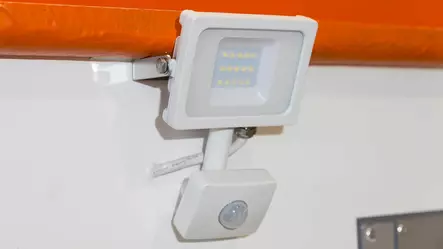 Ulkovalaisin - Umpikorivaunujen lisävarusteet - 188 - 1